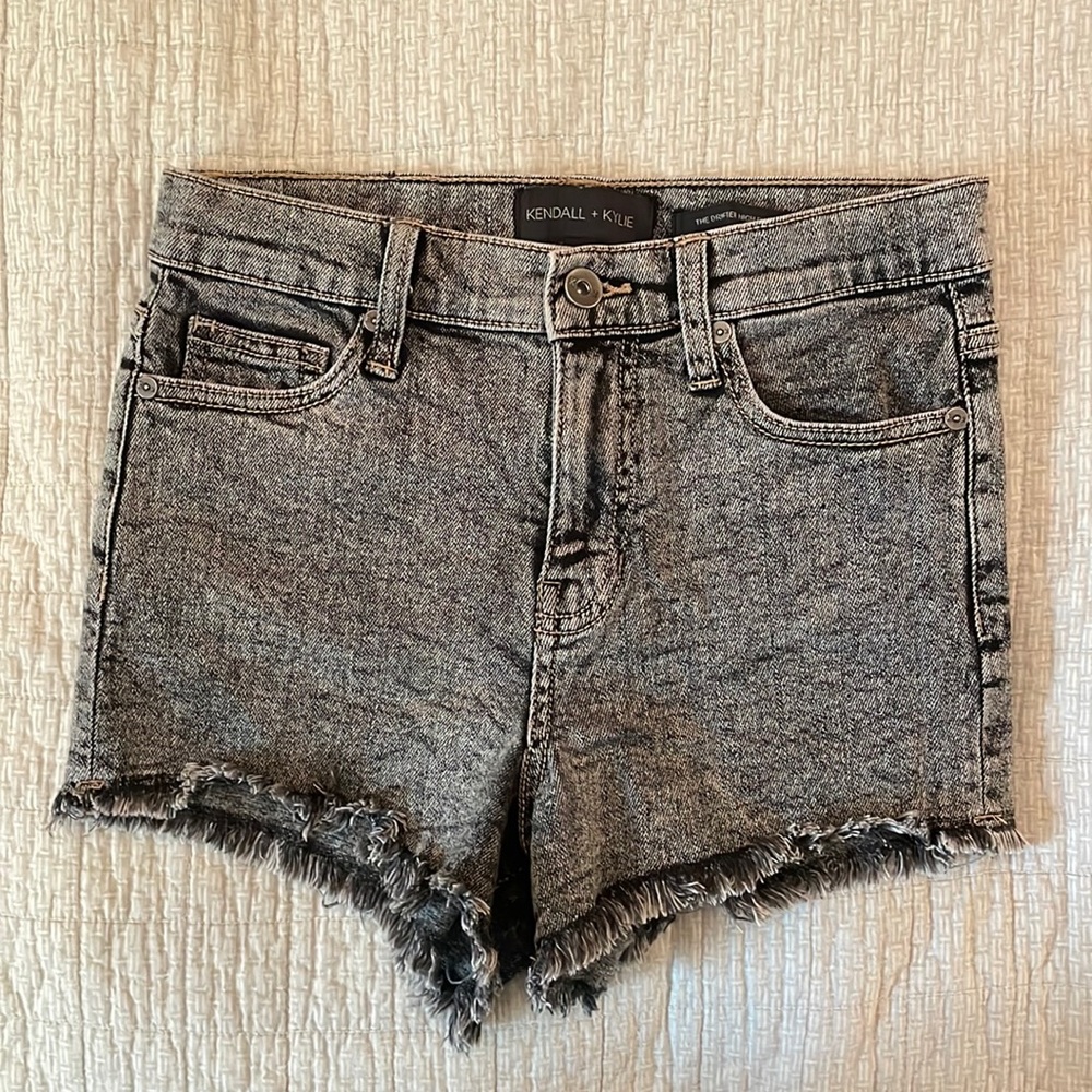 KENDALL + KYLIE DENIM SHORTS SIZE 26